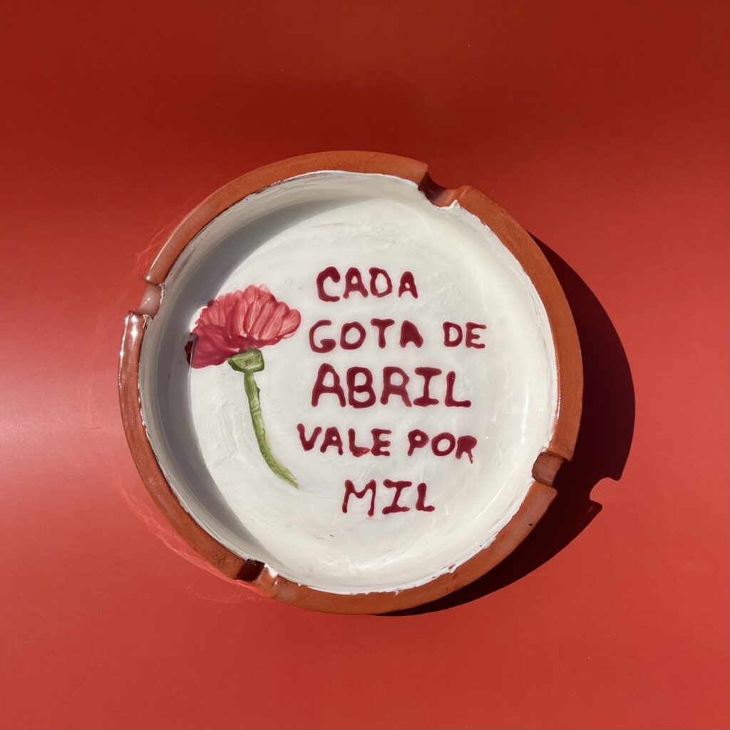 cinzeiro 25 de Abril